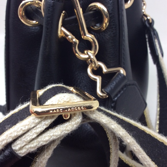 ✨ Authentic Marc Jacobs The Bucket Bag Logo Plaque Drawstring Woven Strap Black - Picture 13 of 16
